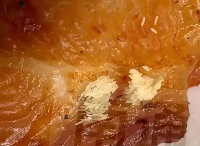 顾客称外卖吃出活蛆反被问吃到了吗，顾客该如何向商家索赔？