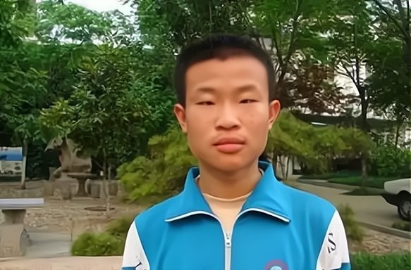 北大“最丑”数学老师爆红全网，哈佛为他打破百年校规，你怎么看？