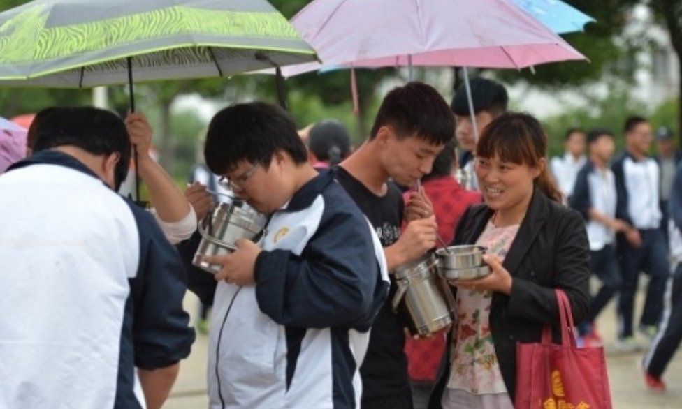 父母烧香拜佛、送饭到门，中国考生家长陪读有多拼？