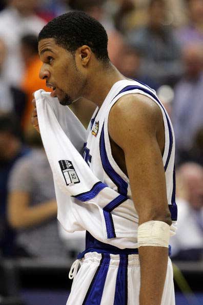 克里斯·道格拉斯-罗伯茨的介绍