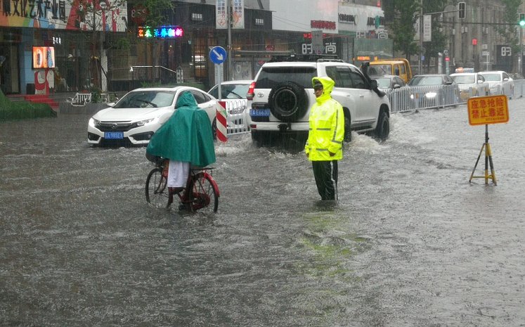 广东暴雨，女子请老人小孩进店避雨，从该名女子的举动中体现出了什么？