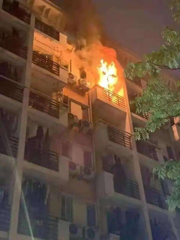 江西一高校宿舍起火 ，学生四散逃离，造成此次事故的原因是什么？
