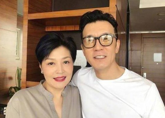 李咏妻子哈文传出喜讯，本人亲自官宣，网友纷纷送祝福，究竟怎么回事呢？