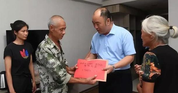 救5人英雄告别式：7岁儿子偷偷抹泪！看到男孩的背影你有何感触？