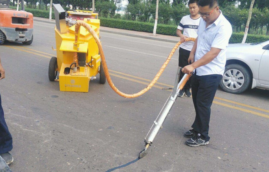 沥青路面裂缝怎么处理