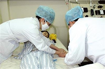 云南：一男孩被人用铁链拴到树上，这个男孩身上发生了什么事情？