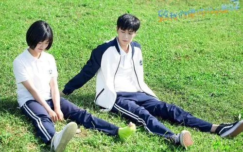 山东一高校女生对一男生下跪，女生为何这么做