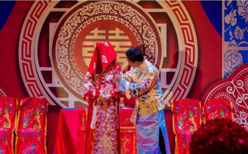 得知前任即将结婚，内蒙古男子发视频回忆两人8年爱情，网友对此有何表示