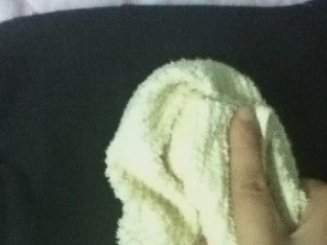 裤子上粘了很多毛毛怎么去除