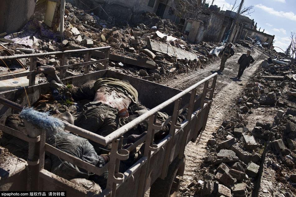 外媒报道称乌方在被解放的伊久姆城外发现俄军留下的乱葬岗，当地局势如何？