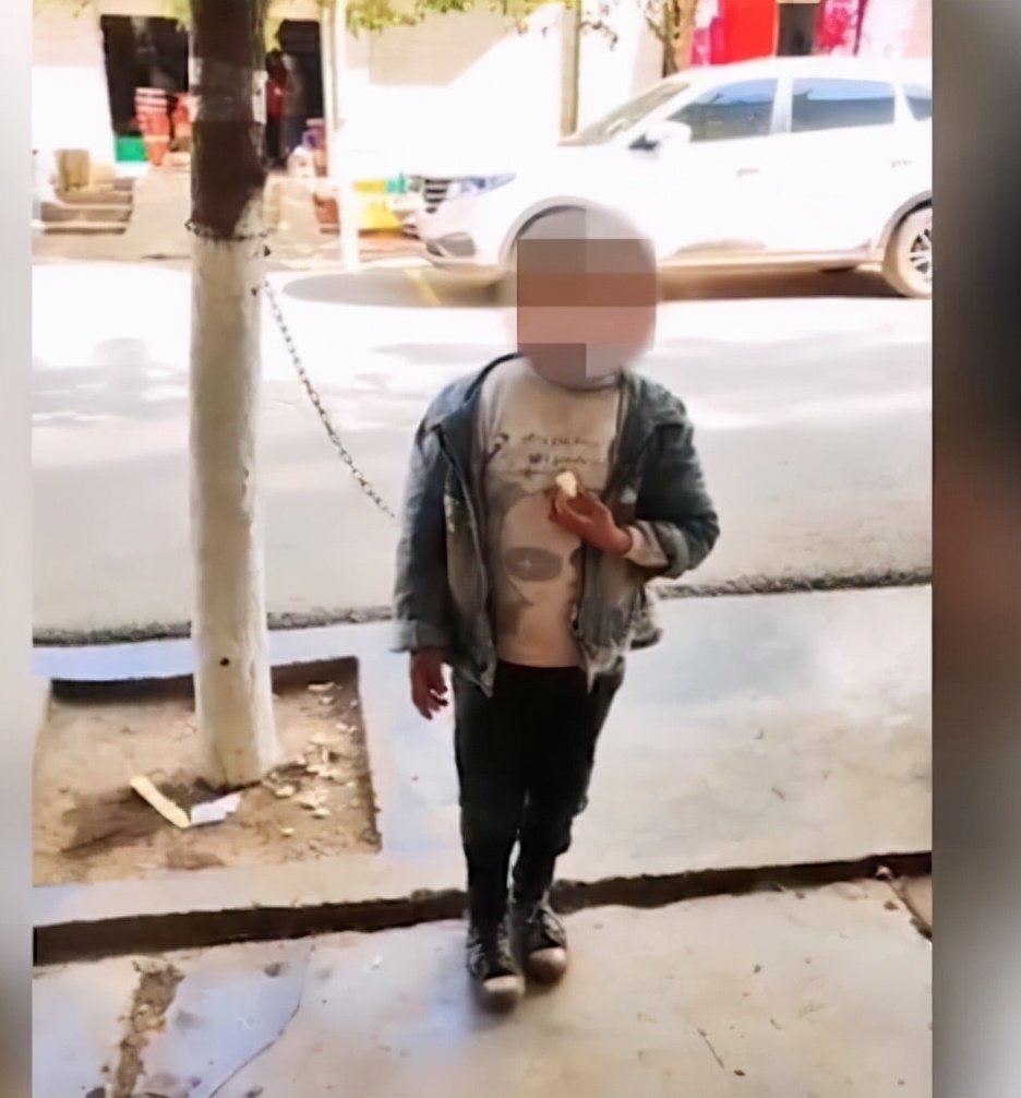 云南：一男孩被人用铁链拴到树上，这个男孩身上发生了什么事情？