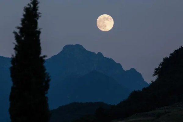 在哪个朝代中秋节才开始成为固定的节日? a.唐朝 b.宋朝 c.元朝 d.明朝