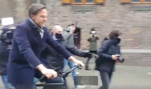 荷兰首相骑自行车向国王辞职？
