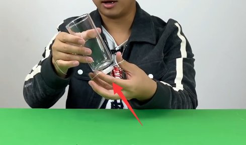 隔空吸杯子魔术教程