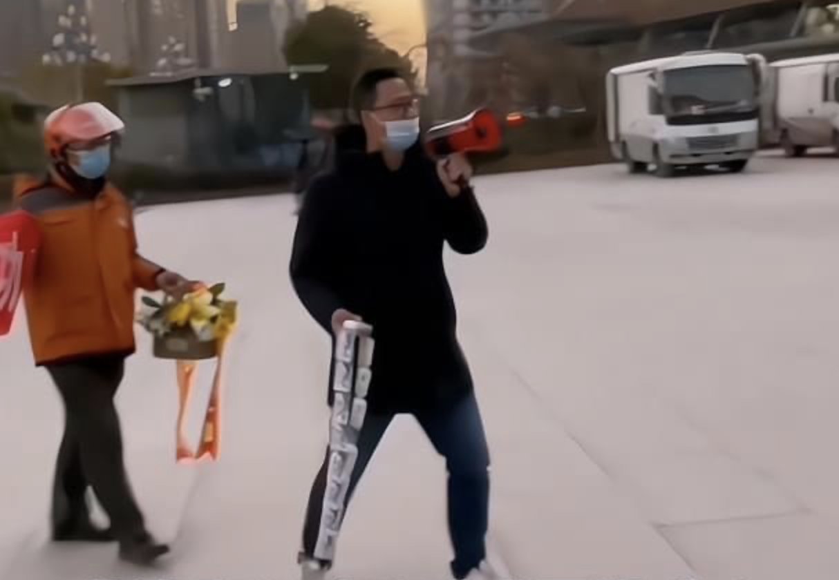 河南一男子做痔疮手术出院，朋友拉横幅迎接，横幅的内容是什么？