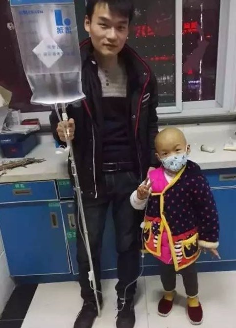 男子街头＂卖妻救女＂是怎么回事？