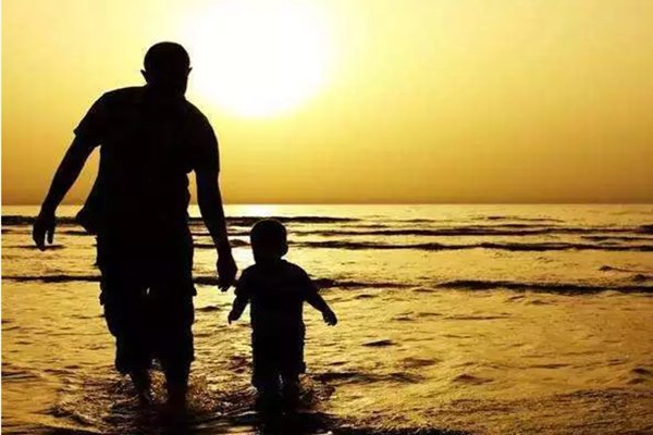 女儿对我说父亲节快乐，我该怎么教训（教育）她