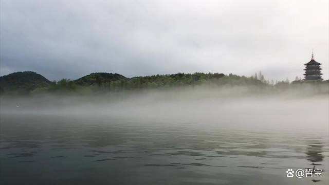 杭州西湖出现平流雾，平流雾中的杭州有多美？