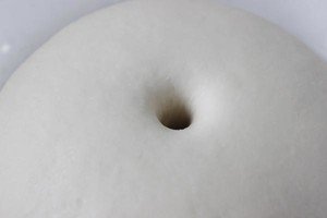 请问馒头松软和酵母的多少有关还是和和面软硬有关为什么蒸出的馒头有特别软有的一般软？