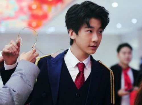 张亮13岁儿子近照曝光，疑发腮身材变壮硕，为何独自回家不见爸妈？