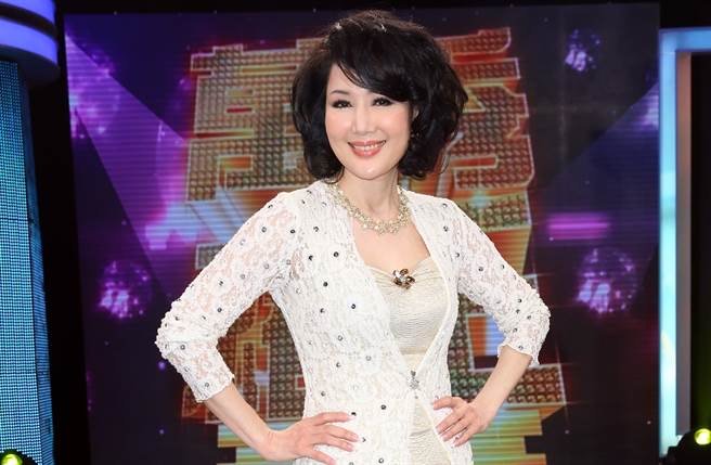 至今未婚！61岁女星一年近况曝光，身材走样曾被封为长腿姐姐，你怎么看？