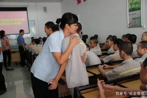 厦门中学生杀害父母，母亲当场死亡，父亲受伤被送医，这到底是怎么回事？