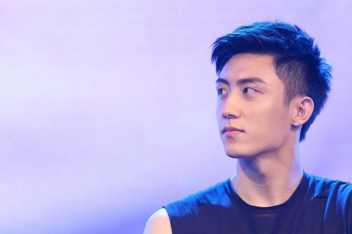 黄景瑜钟楚曦冒雨约饭，两人一前一后出饭店，两人是在谈恋爱吗？