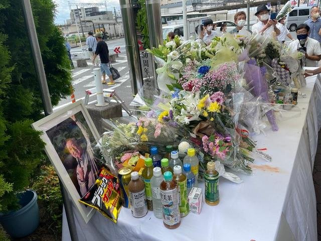 日本民众在安倍倒下地点献花，当地的民众对此事是何态度？