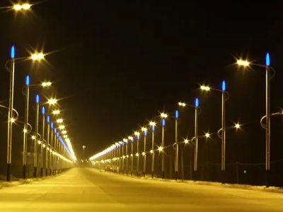 农村大哥自费为行人留灯17年，如何看待他的做法？这是否值得学习呢？