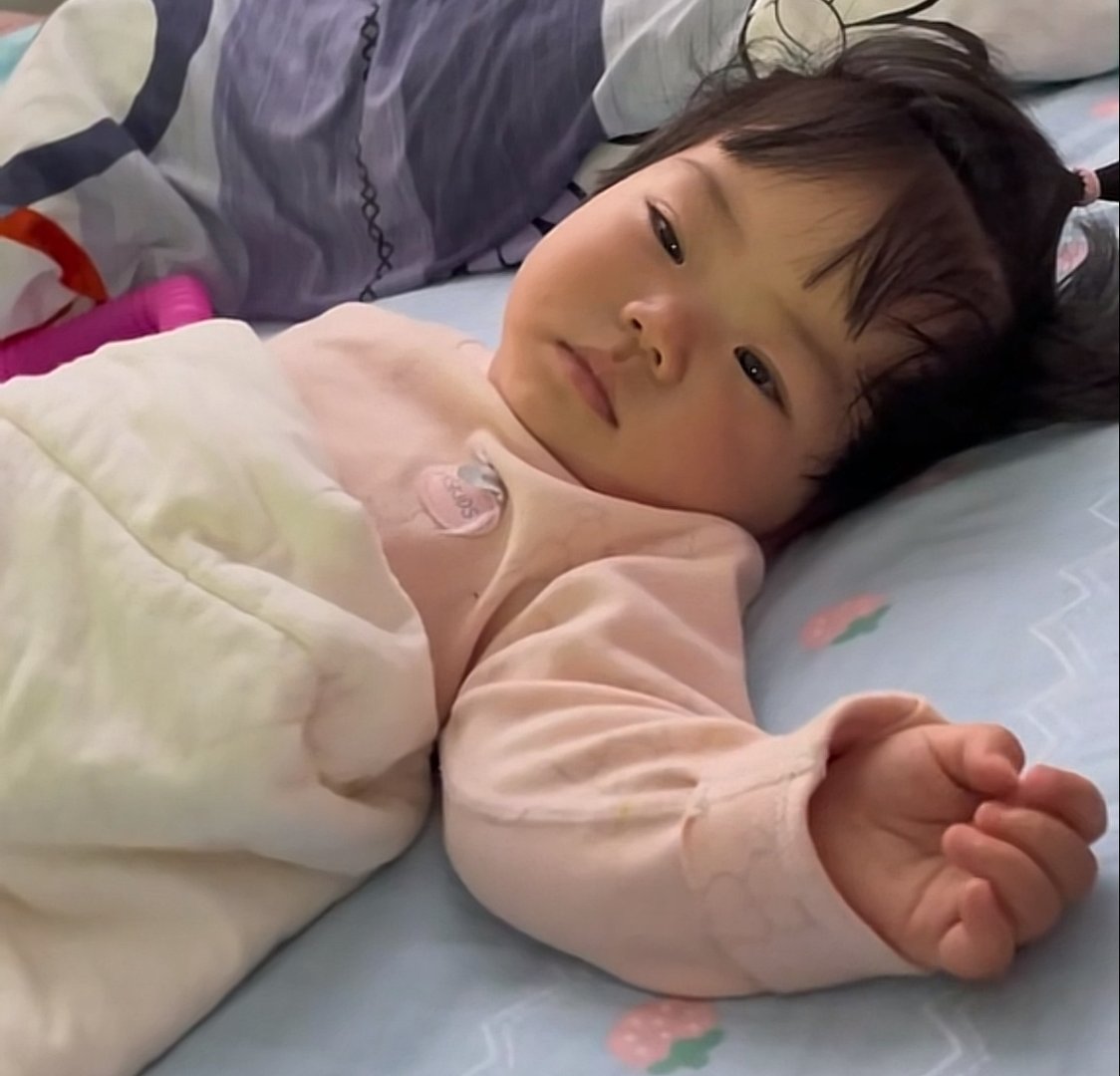 上海一萌娃睡了太久没醒，家长用音乐“强行开机”，孩子会不会有起床气呢？