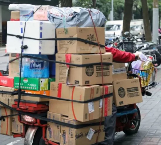 女子称其拒收的快递被快递员私自代签！快递员是如何回应这件事的？