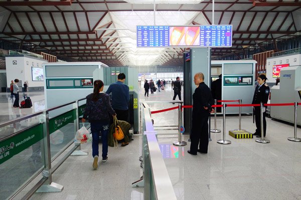 苏州火车站安检员上班时间玩游戏被开除,她的行为是否仅属于玩忽职守?