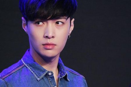 一遍跳舞一边脱衣服，本来是小鲜肉的张艺兴，为何会被指责油腻？