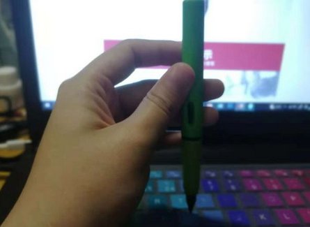 这个钢笔墨囊要怎么开？第一次用……