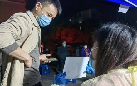 第一批“解封”的上海人都出去干什么了？超市卖场有没有出现抢购现象？