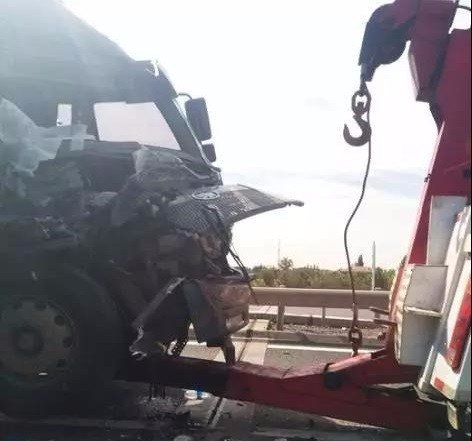 京承高速的货车为什么会相撞？