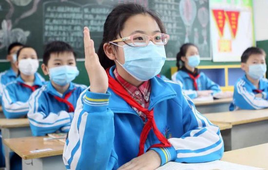 中秋教师节之际，6位老人相约探望101岁老师，他们用行为表达了什么？