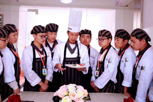 学烹饪学校要多少钱?