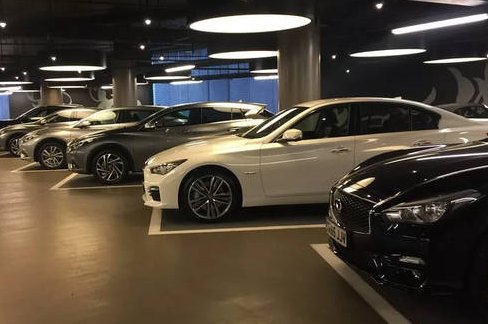 车位被占，男子叫来叉车把占位轿车扔进河中！警方如何通报这件事的？