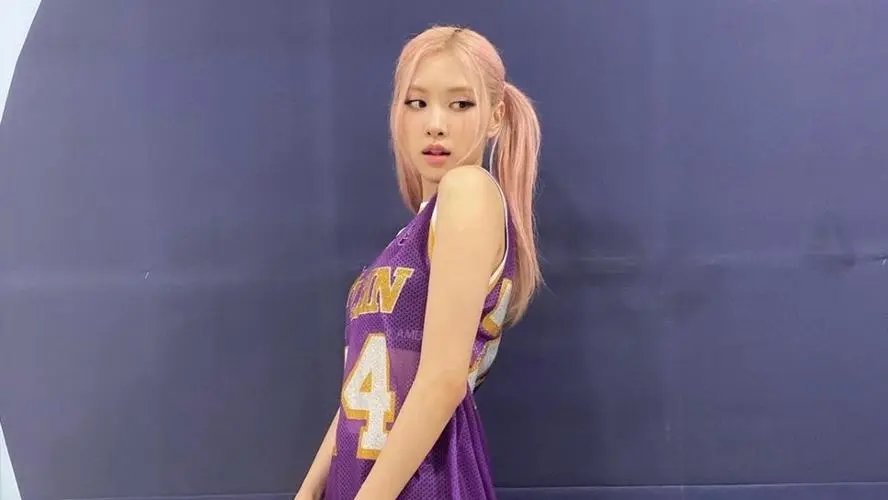 BLACKPINK新歌MV身穿曼联球衣！这是什么梦幻联动？