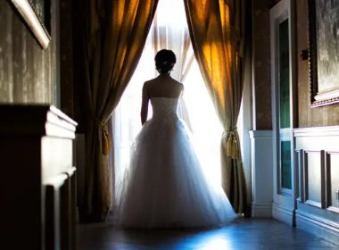 新娘回应14岁儿子抱自己出嫁：逼她说出“不在乎”的网友，到底是啥心理？