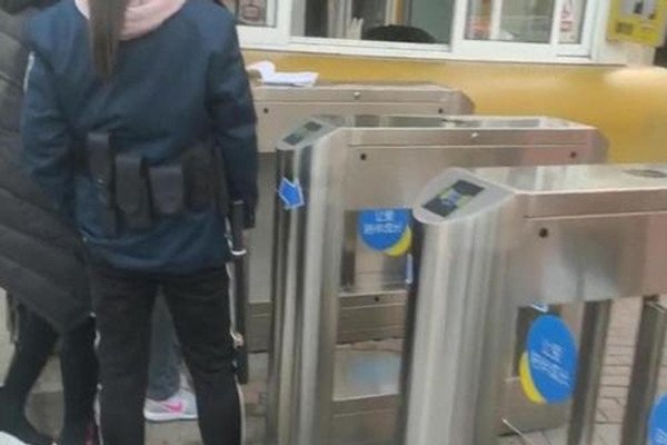 网曝某校收165万元门禁费，官方是如何回应的？