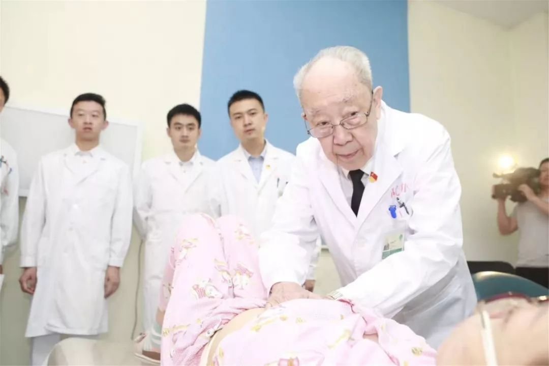 吴孟超80岁学生为吴老送别，吴孟超在众人心中是个怎样的人民英雄？