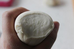 请问馒头松软和酵母的多少有关还是和和面软硬有关为什么蒸出的馒头有特别软有的一般软？