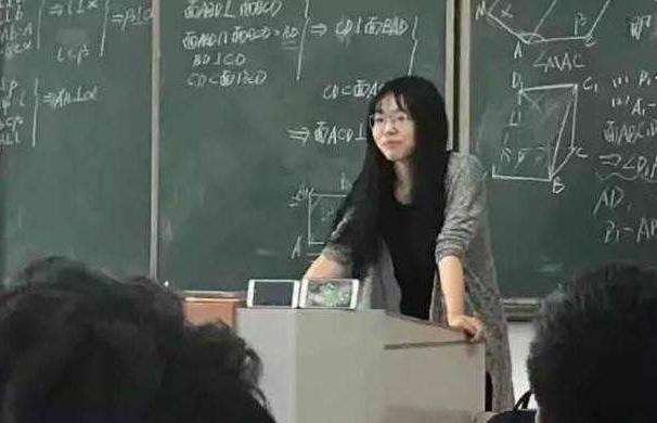 震旦女教师被开除事件发酵，发视频者被人肉了，你如何看待这件事