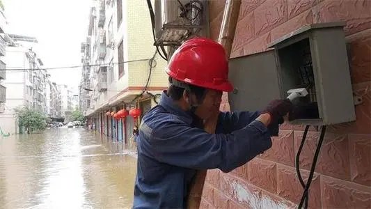 郑州暴雨致小区停电，小卖部大爷为居民免费供电，大爷的举动有多暖心？