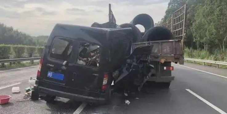 四川货车与商务车对向相撞,3死3伤,为什么说大货车发生事故没有小事故?