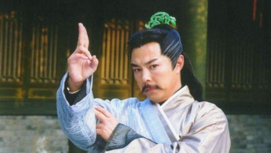 张铁林在《倚天屠龙记》里舌吻陶虹，他为何要这么做，是假戏真做还是？