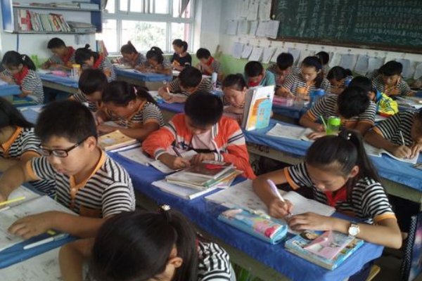 教室里的一件事作文400字左右