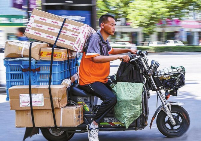 女子称其拒收的快递被快递员私自代签！快递员是如何回应这件事的？